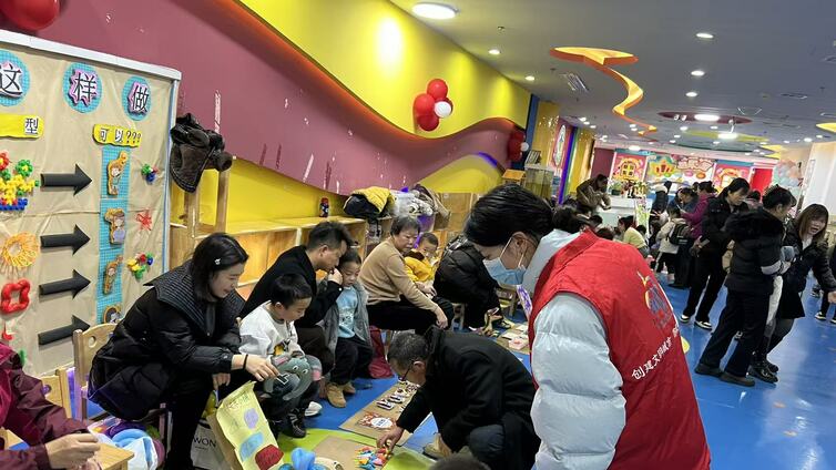 爱心义卖传温情 老幼同心暖社区